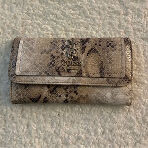 NWOT GUESS snakeskin-textured pattern wallet w/ metal logo on the front closure